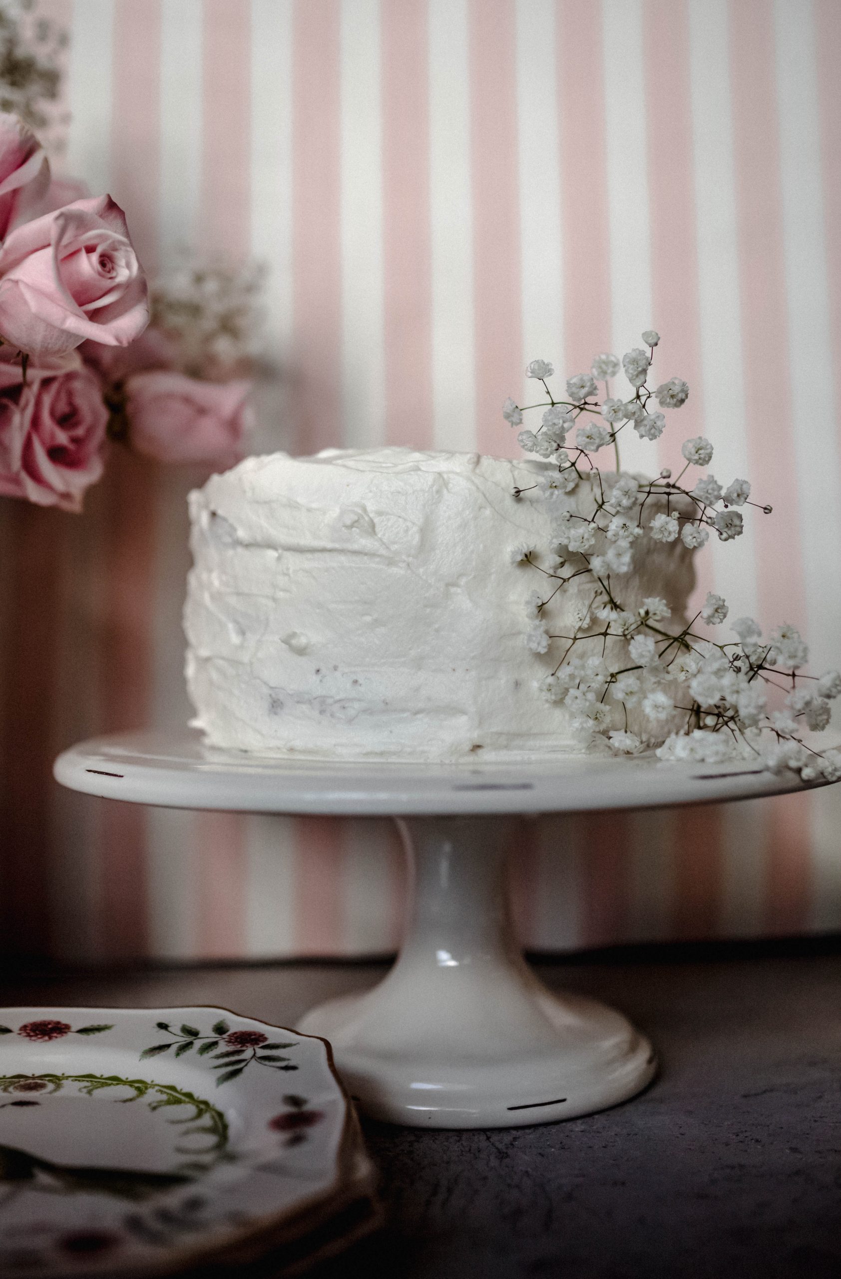 How to make a champagne cake with whipped cream frosting