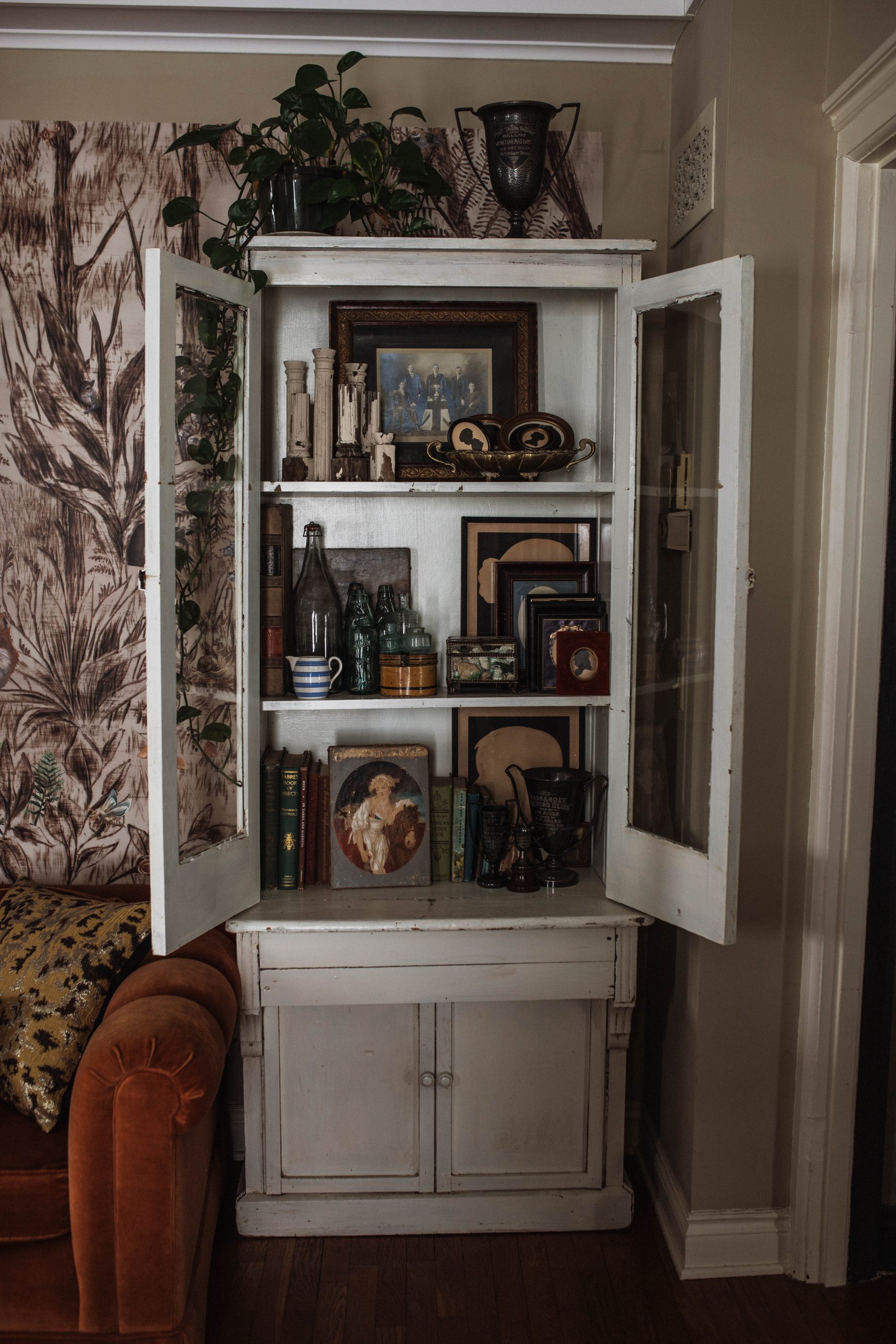 How to display vintage collections in one cabinet 